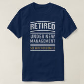 Retired Under New Management Funny Retirement Tシャツ (デザイン正面)