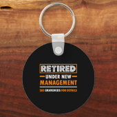 Retired Under New Management Grandkids Funny Retir キーホルダー (正面)
