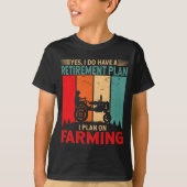 Retirement Plan I Plan On Farming Funny Farmer  Tシャツ (正面)
