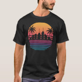 Retro 80s Synthwave Sunset City Skyline Palm Trees Tシャツ (正面)