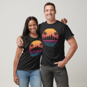 Retro 80s Synthwave Sunset City Skyline Palm Trees Tシャツ (ユニセックス)