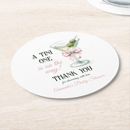 Retro A Tini One Martini Pink Bow Girl Baby Shower ラウンドペーパーコースター (アングル)