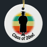 Retro-Abschluss: Abschlussmütze & -gewand Frau Mäd セラミックオーナメント<br><div class="desc">Tolles Geschenk für Ihren Absolventen. Personalisieren Sie dieses Abschlussdesign für einen Freund oder Familienmitglied mit Jahr.</div>