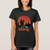 Retro Adventure Backpacker Enthusiast Mountain exp Tシャツ (正面)