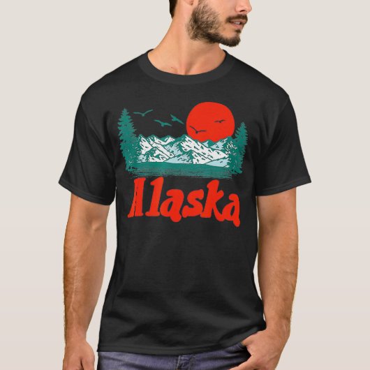 Retro Alaska Mountain Trees  Sun Scene Graphic  Tシャツ (正面)