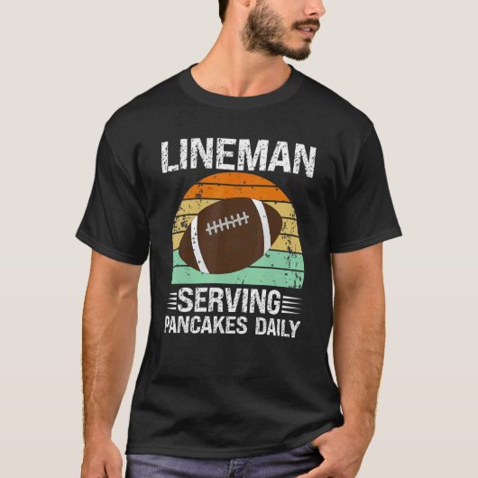 Retro American Football Lineman Serving Pancakes D Tシャツ (正面)