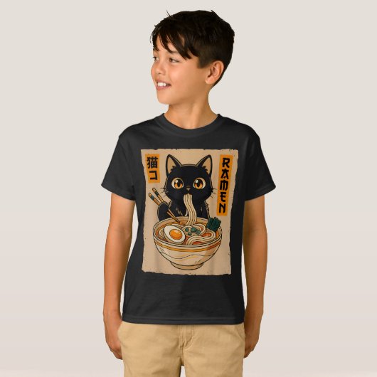 Retro Anime Kawaii Black Cat Eating Ramen Noodles Tシャツ (正面フル)