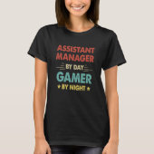 Retro Assistant Manager By Day Gamer By Night Tシャツ (正面)