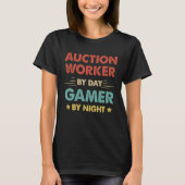 Retro Auction Worker By Day Gamer By Night Tシャツ (正面)