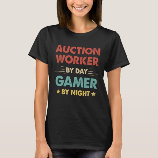 Retro Auction Worker By Day Gamer By Night Tシャツ (正面)