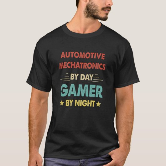 Retro Automotive Mechatronics By Day Gamer By Nigh Tシャツ (正面)