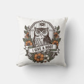 Retro barn owl 'I give a hoot' design クッション (正面)