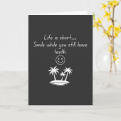 Retro Beach Vibe Smiley Face Tee - Funny Humor  カード (黄色い花)