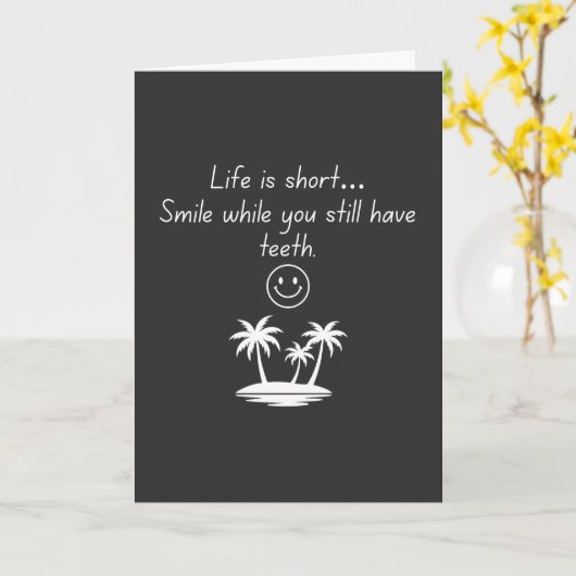 Retro Beach Vibe Smiley Face Tee - Funny Humor  カード (黄色い花)