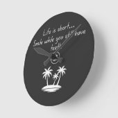 Retro Beach Vibe Smiley Face Tee - Funny Humor  ラウンド壁時計 (傾斜)