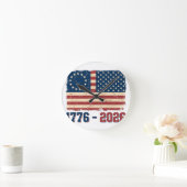 Retro Betsy Ross & 50-Star Flag 2026 Semiquincente ラウンド壁時計 (ホーム)