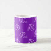 Retro Bicycle Pattern in Purple Tones  コーヒーマグカップ (中央)