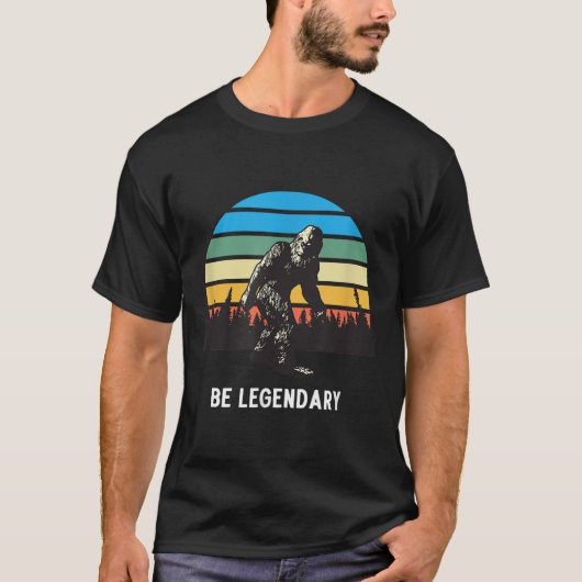 Retro Bigfoot Be Legendary Motivational  Tシャツ (正面)