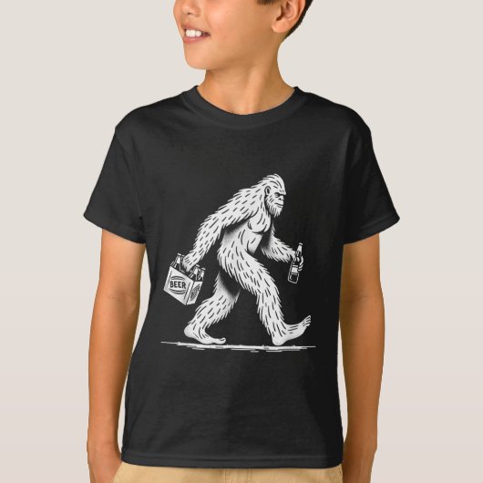 Retro Bigfoot Drinking Beer – Funny Sasquatch Tシャツ (正面)