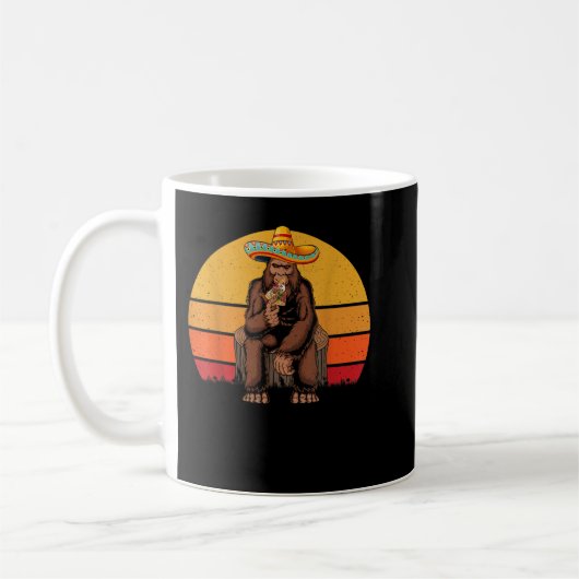 Retro Bigfoot Holding Pizza Mexican Sasquatch Cinc コーヒーマグカップ (左)