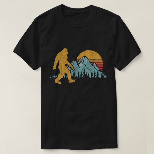 Retro Bigfoot Mountain Adventure Tシャツ (デザイン正面)