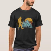 Retro Bigfoot Mountain Adventure Tシャツ (正面)