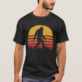 Retro Bigfoot Silhouette Sun Believe Tシャツ (正面)