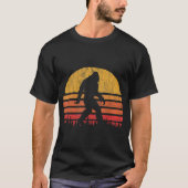 Retro Bigfoot Sunset Design Tシャツ (正面)