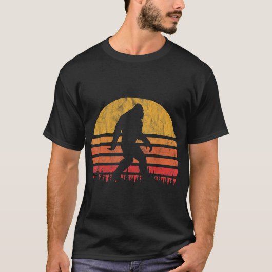 Retro Bigfoot Sunset Design Tシャツ (正面)