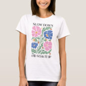 Retro Boho Floral Quote Slow Down And Soak it up  Tシャツ (正面)