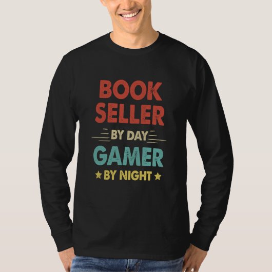 Retro Book Seller By Day Gamer By Night Tシャツ (正面)