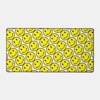 Retro Bright Yellow Smile Face デスクマット