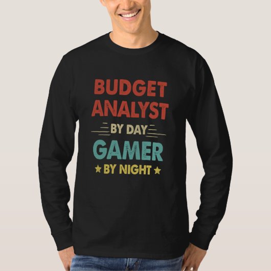 Retro Budget Analyst By Day Gamer By Night Tシャツ (正面)
