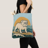 Retro Bulldog Surfer -Blue Coastal Surfing Dog Art トートバッグ (クローズアップ)