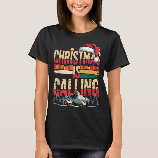 Retro Cabin Snowy Christmas Calling Lights Holiday Tシャツ (正面)