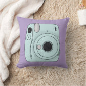 Retro Camera Throw Pillow – Fun Purple Aesthetic クッション (ブランケット)
