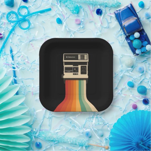 Retro Camera with Rainbow Print ペーパープレート (パーティー)