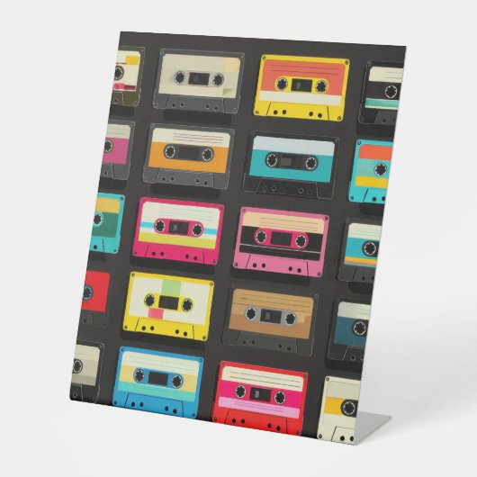 Retro Cassette Tape Pattern – Vintage Music 台座サイン (正面)