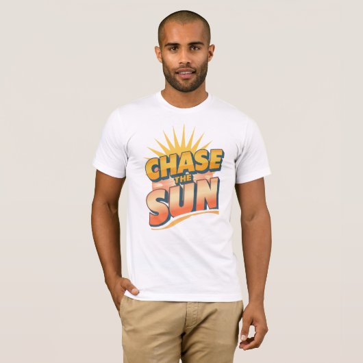 Retro "Chase the Sun" Summer Quote Tシャツ (正面フル)