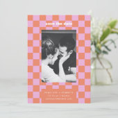 Retro Checkerboard Pink Orange Mod Wedding Photo セーブザデート (スタンド正面)