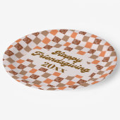 Retro Checkered Happy Friendsgiving Year ペーパープレート (アングル)