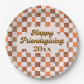 Retro Checkered Happy Friendsgiving Year ペーパープレート (正面)
