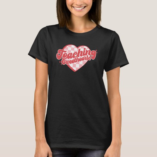 Retro Checkered Teaching Sweethearts Happy Valenti Tシャツ (正面)