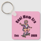 Retro Cool Mom Era オーダーメイドスポーツキーケース: 名前/日付 キーホルダー (正面)