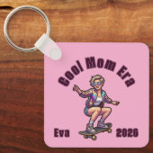 Retro Cool Mom Era オーダーメイドスポーツキーケース: 名前/日付 キーホルダー (正面)