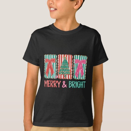 Retro Coquette Bow Merry And Bright Christmas Tree Tシャツ (正面)