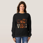 Retro Cozy Vibes Winter Groovy Typography T-Shirt スウェットシャツ (正面フル)