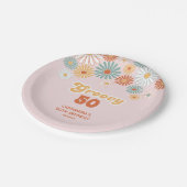 Retro Daisy Boho Groovy Floral Birthday ペーパープレート (アングル)