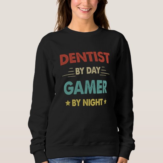 Retro Dentist By Day Gamer By Night スウェットシャツ (正面)