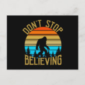 Retro Dont Stop Believing Bigfoot ポストカード (正面)
